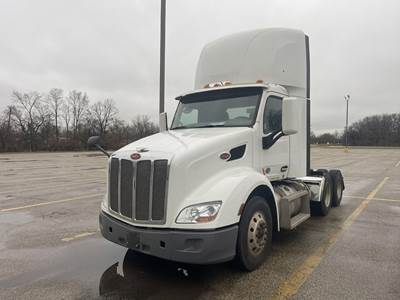 Peterbilt 579 Day Cab Truck - Paccar 455HP, Automatic