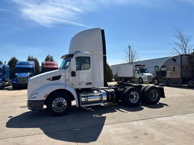 Peterbilt 579 Day Cab Truck - Paccar 455HP, Automatic