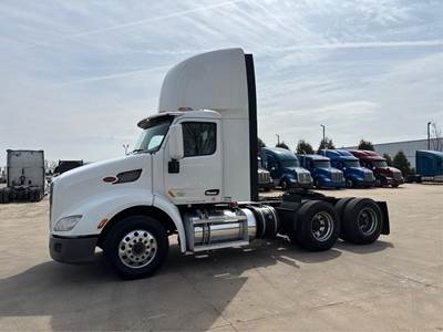 Peterbilt 579 Day Cab Truck - Paccar 455HP, Automatic