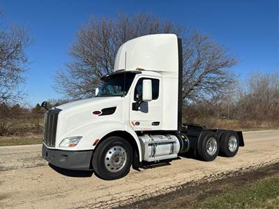Peterbilt 579 Day Cab Truck - Paccar 455HP, Automatic