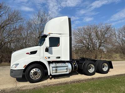 Peterbilt 579 Day Cab Truck - Paccar 455HP, Automatic