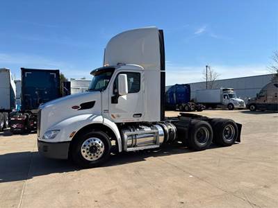 Peterbilt 579 Day Cab Truck - Paccar 455HP, Automatic