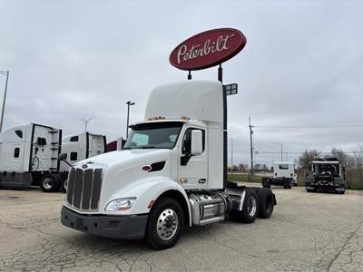 Peterbilt 579 Day Cab Truck - Paccar 455HP, Automatic