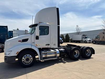 Peterbilt 579 Day Cab Truck - Paccar 455HP, Automatic