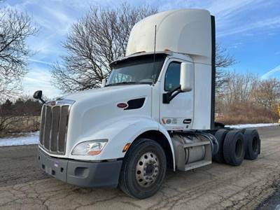 Peterbilt 579 Day Cab Truck - Paccar 455HP, 12 Speed Automatic