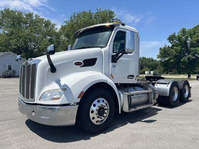 Peterbilt 579 Day Cab Truck - Paccar 455HP, 10 Speed Manual