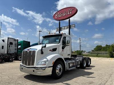 Peterbilt 579 Day Cab Truck - Paccar 455HP, 10 Speed Manual