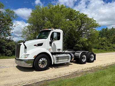 Peterbilt 579 Day Cab Truck - Paccar 455HP, 10 Speed Manual