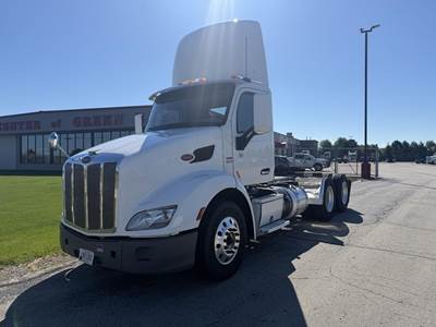 Peterbilt 579 Day Cab Truck - Paccar 455HP, 12 Speed Automatic