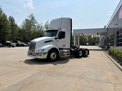Peterbilt 579 Day Cab Truck - Paccar 455HP, 12 Speed Amt