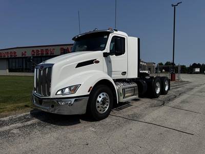Peterbilt 579 Day Cab Truck - Paccar 455HP, 12 Speed Amt