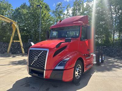 Volvo VNL64T300 Day Cab Truck - D13 455HP, Automatic