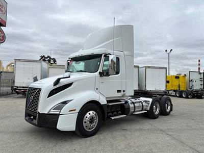 Volvo VNL64T300 Day Cab Truck - D13 405HP, Automatic