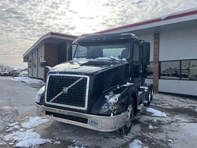 Volvo VNL64T300 Day Cab Truck - D13 405HP, Automatic