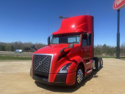 Volvo VNL64T300 Day Cab Truck - D13 455HP, 12 Spd Speed