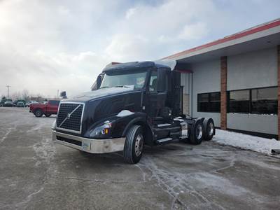 Volvo VNL64T300 Day Cab Truck - D13 405HP, Automatic
