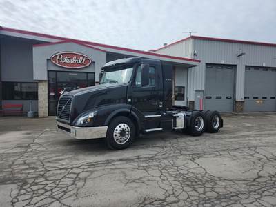 Volvo VNL64T300 Day Cab Truck - D13 405HP, Automatic