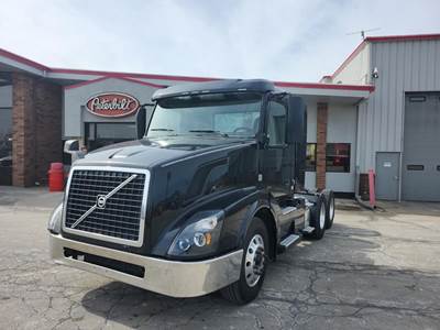 Volvo VNL64T300 Day Cab Truck - D13 405HP, Automatic