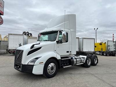 Volvo VNL64T300 Day Cab Truck - D13 405HP, Automatic