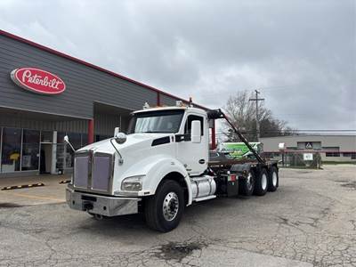 Kenworth T880 Tri Axle Roll Off Truck - Cummins, 485HP, Automatic