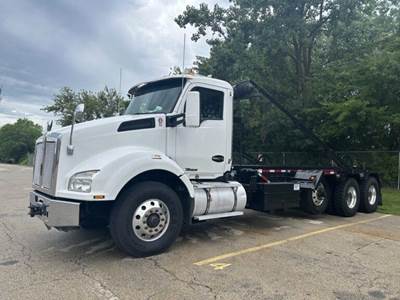 Kenworth T880 Tri Axle Roll Off Truck - Paccar, 430HP, 6 Speed Automatic