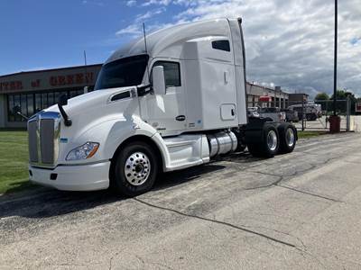 Kenworth T680 Sleeper Semi Truck - Paccar 405HP