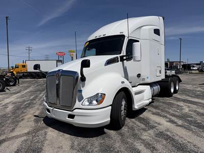 Kenworth T680 Sleeper Semi Truck - Paccar 405HP