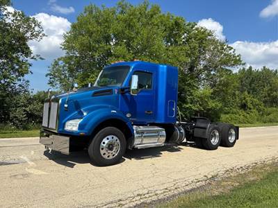 Kenworth T880 Sleeper Semi Truck - 40" Flat Top Sleeper, Paccar 455HP, Automatic