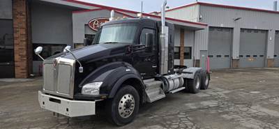 Kenworth T880 Sleeper Semi Truck - 40" Flat Top Sleeper, Cummins 500HP, Manual