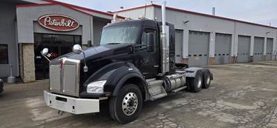Kenworth T880 Sleeper Semi Truck - 40" Flat Top Sleeper, Cummins 500HP, Manual