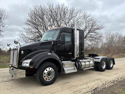 Kenworth T880 Sleeper Semi Truck - 40" Flat Top Sleeper, Cummins 500HP, Manual