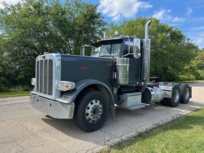 Peterbilt 389 Sleeper Semi Truck - Paccar 455HP, Manual