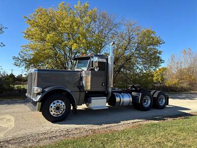 Peterbilt 389 Sleeper Semi Truck - Paccar 455HP, Manual