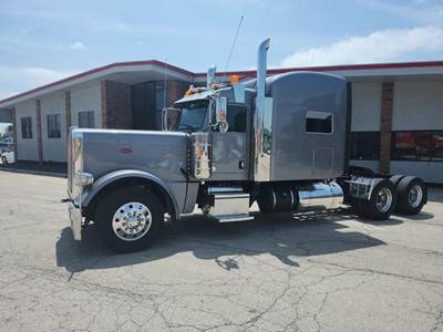 Peterbilt 389 Sleeper Semi Truck - Cummins 605HP, 18 Speed Manual