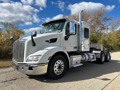 Peterbilt 579 Sleeper Semi Truck - 44" Flat Top Sleeper, Paccar 455HP, Automatic