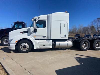 Peterbilt 579 Sleeper Semi Truck - 72" Mid Roof Sleeper, Paccar 500HP, Manual