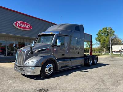 Peterbilt 579 Sleeper Semi Truck - Raised Roof Sleeper, Paccar 455HP, 12 Speed Automatic