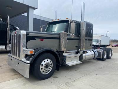 Peterbilt 589 Sleeper Semi Truck - Cummins 565HP, Manual