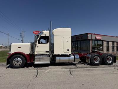 Peterbilt 589 Sleeper Semi Truck - Cummins 565HP, 18 Speed Manual
