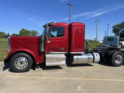 Peterbilt 589 Sleeper Semi Truck - 44" Flat Top Sleeper, Cummins 565HP, 18 Speed Manual