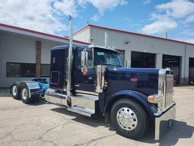Peterbilt 589 Sleeper Semi Truck - Cummins 565HP, 18 Speed Manual
