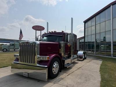 Peterbilt 589 Sleeper Semi Truck - Cummins 565HP, 18 Speed Manual