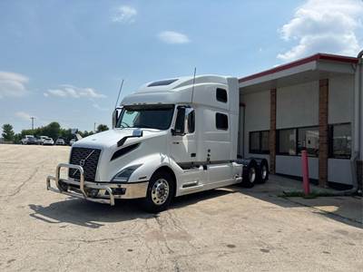 Volvo VNL42860 Sleeper Semi Truck - 76" Raised Roof Sleeper, D13 500HP, Automatic