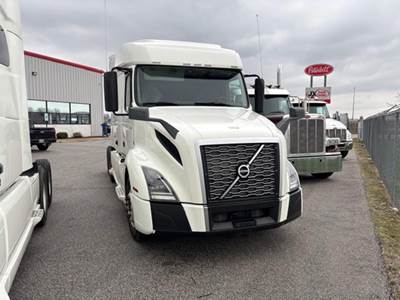 Volvo VNL64T740 Sleeper Semi Truck - 70" Mid Roof Sleeper, D13 455HP, Automatic