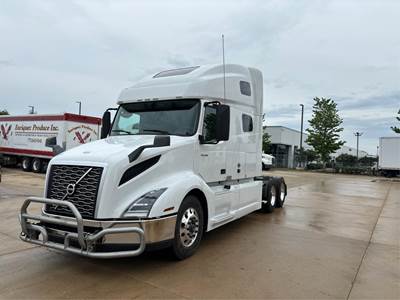 Volvo VNL64T760 Sleeper Semi Truck - 70" Raised Roof Sleeper, D13 455HP, Automatic