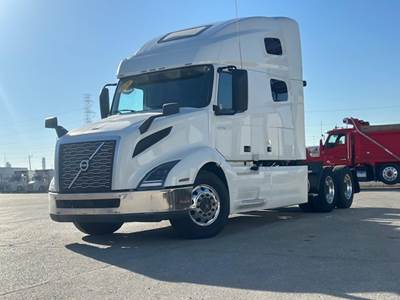 Volvo VNL64T760 Sleeper Semi Truck - 70" Raised Roof Sleeper, D13 455HP, Automatic