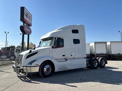 Volvo VNL64T760 Sleeper Semi Truck - 70" Raised Roof Sleeper, D13 455HP, Automatic