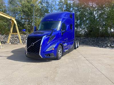 Volvo VNL64T860 Sleeper Semi Truck - 74" Raised Roof Sleeper, D13 455HP, Automatic