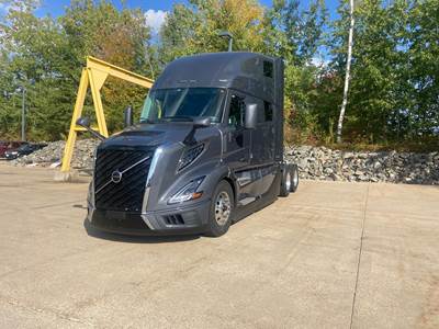 Volvo VNL64T860 Sleeper Semi Truck - 74" Mid Roof Sleeper, 500HP, 13 Spd Speed