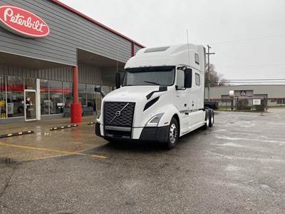 Volvo VNL64T860 Sleeper Semi Truck - 77" Raised Roof Sleeper, D13 455HP, Automatic